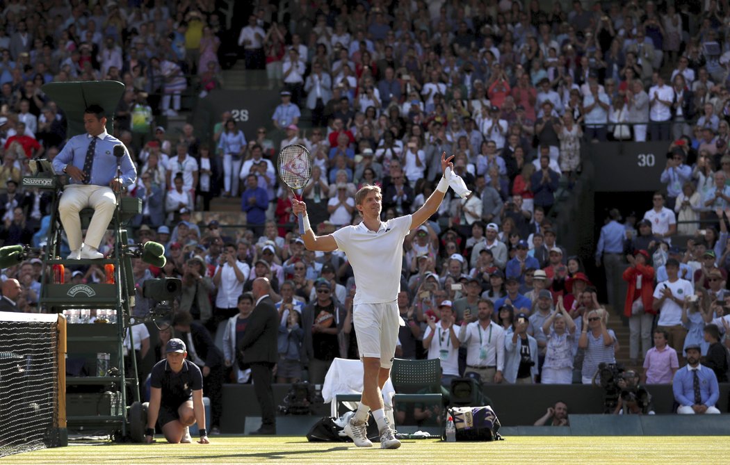 Kevin Anderson se raduje z triumfu nad Rogerem Federerem ve čtvrtfinále Wimbledonu