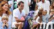Nejdojemnější okamžik Wimbledonu? Triumfující Roger Federer se rozbrečel při pohledu na svou rodinu - manželku Mirku a dva páry dvojčat.