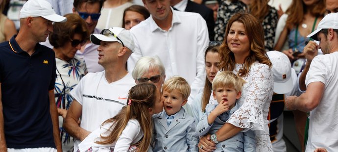 Roger Federer má s Mirkou dva páry dvojčat, starší dívky a tříleté kluky
