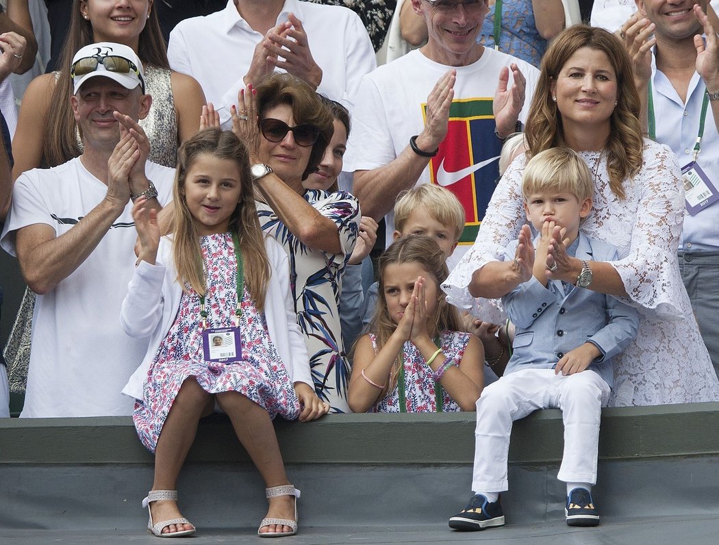 Manželka Rogera Federera Mirka s jejich čtyřmi dětmi, dvěma páry dvojčat