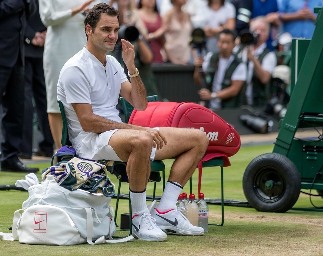 Při pohledu na slavící rodinu ve Wimbledonu Rogera Federera dojal k slzám