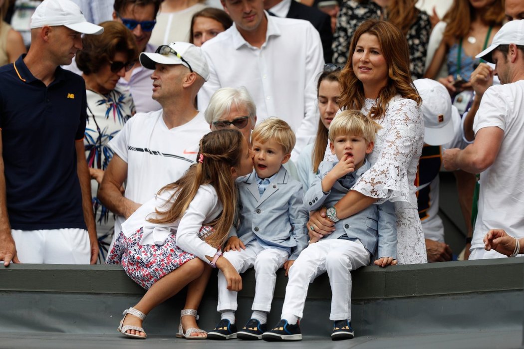 Roger Federer má s Mirkou dva páry dvojčat, starší dívky a tříleté kluky