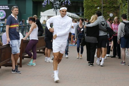 Roger Federer chvátá davem v All England Clubu