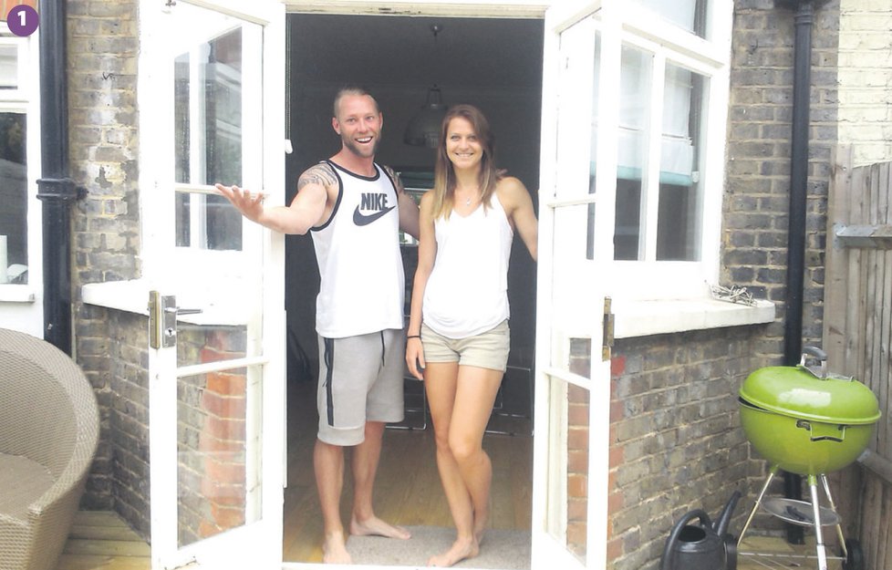 Paní domu a její kanadský trenér Rob Steckley vítají hosty ve dveřích
