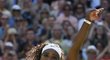 Serena Williamsová zdraví diváky v All England Clubu po drtivé výhře nad Marií Šarapovovou