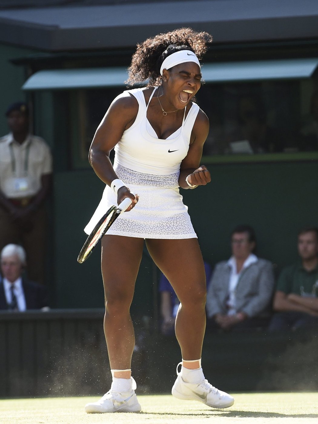 Serena Williamsová z USA zdolala v semifinále Wimbledonu Rusku Marii Šarapovovou 6:2, 6:4