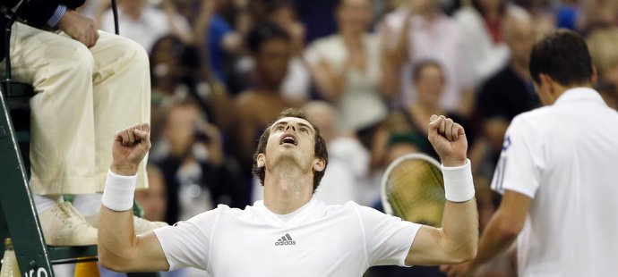 Uf, je to tam! Andy Murray se přes odpor Poláka Janowicze probojoval do finále Wimbledonu