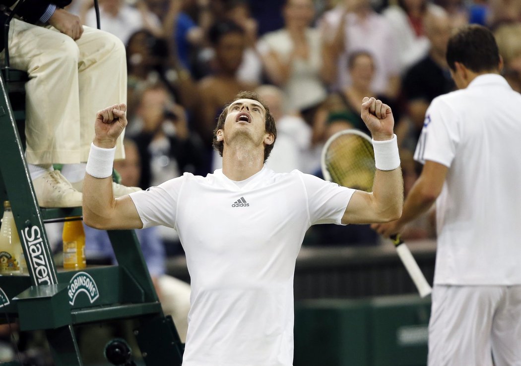 Uf, je to tam! Andy Murray se přes odpor Poláka Janowicze probojoval do finále Wimbledonu