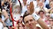 Tomáš Berdych děkuje fanouškům po svém postupu do finále Wimbledonu