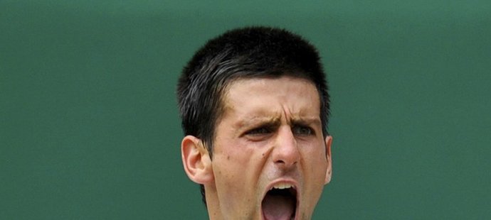 Novak Djokovič se rozčiluje při semifinále proti Tomáši Berdychovi
