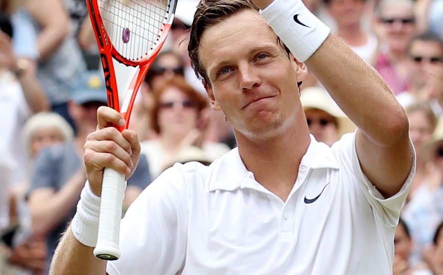 Tomáš Berdych děkuje fanouškům po svém postupu do finále Wimbledonu