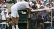 Tomáš Berdych čeká na výrok "Jestřábího oka" v průběhu semifinále Wimbledonu proti Novaku Djokovičovi