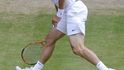 Berdych sleduje míček po svém forhendu