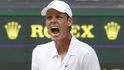 Tomáš Berdych slaví vítězství ve druhém setu