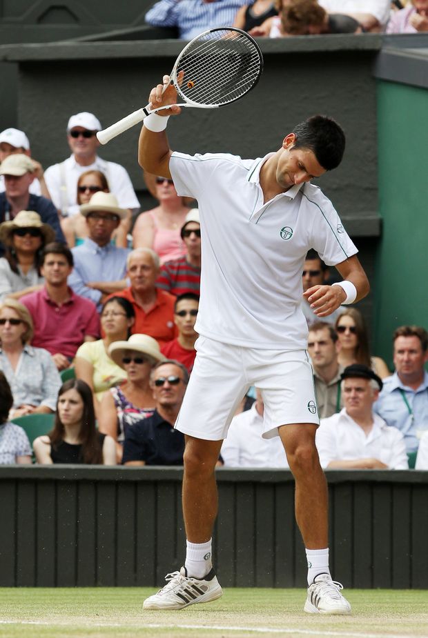 Novak Djokovič chce praštit s raketou o zem ve druhém setu semifinále Wimbledonu Novak Djokovič chce praštit s raketou o zem ve druhém setu semifinále Wimbledonu