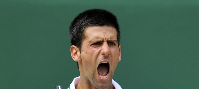 Novak Djokovič se rozčiluje při semifinále proti Tomáši Berdychovi