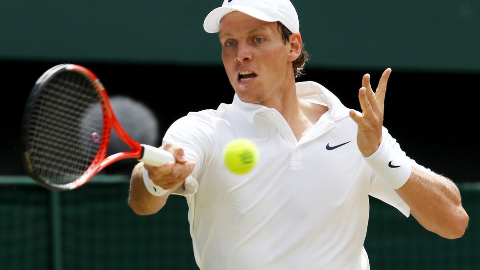 Tomáš Berdych se opírá do míčku ve wimbledonském semifinále proti Novaku Djokovičovi