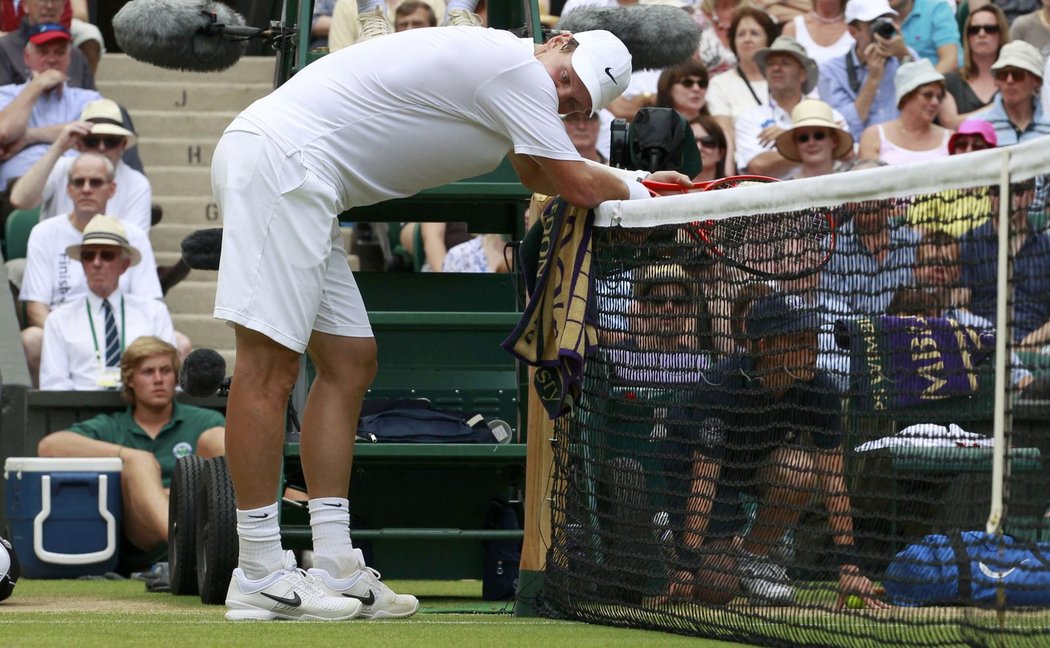 Tomáš Berdych čeká na výrok &#34;Jestřábího oka&#34; v průběhu semifinále Wimbledonu proti Novaku Djokovičovi