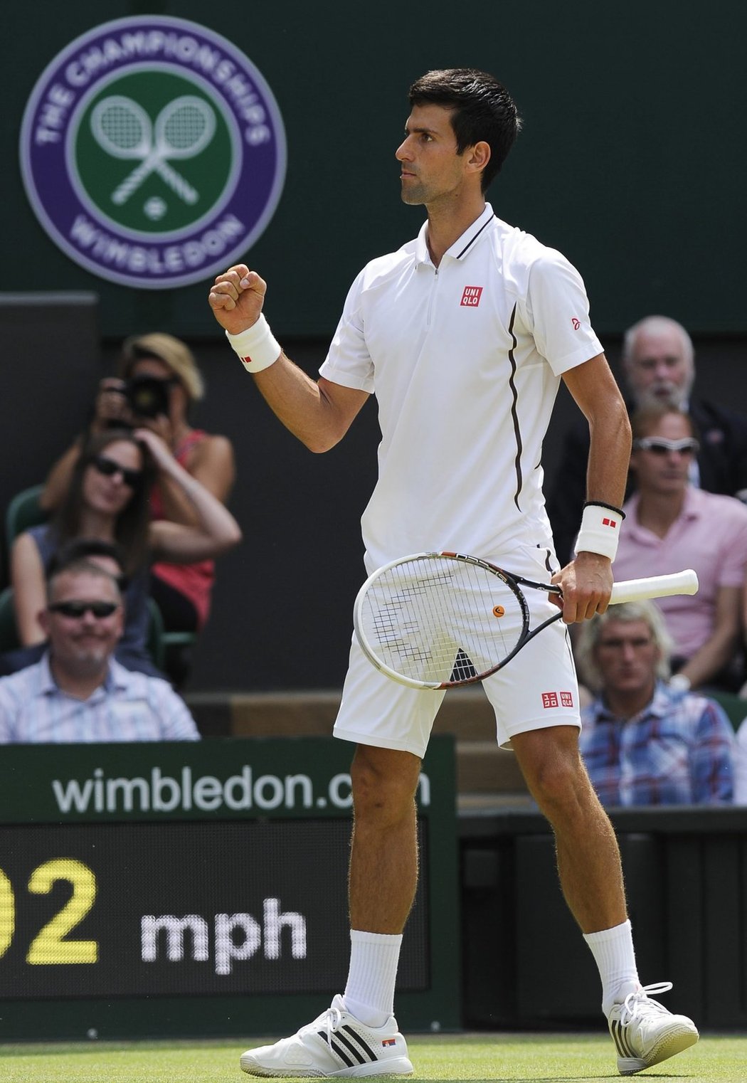 Novak Djokovič se raduje z úspěšné výměny v semifinále Wimbledonu proti Juanu Martinu Del Potrovi