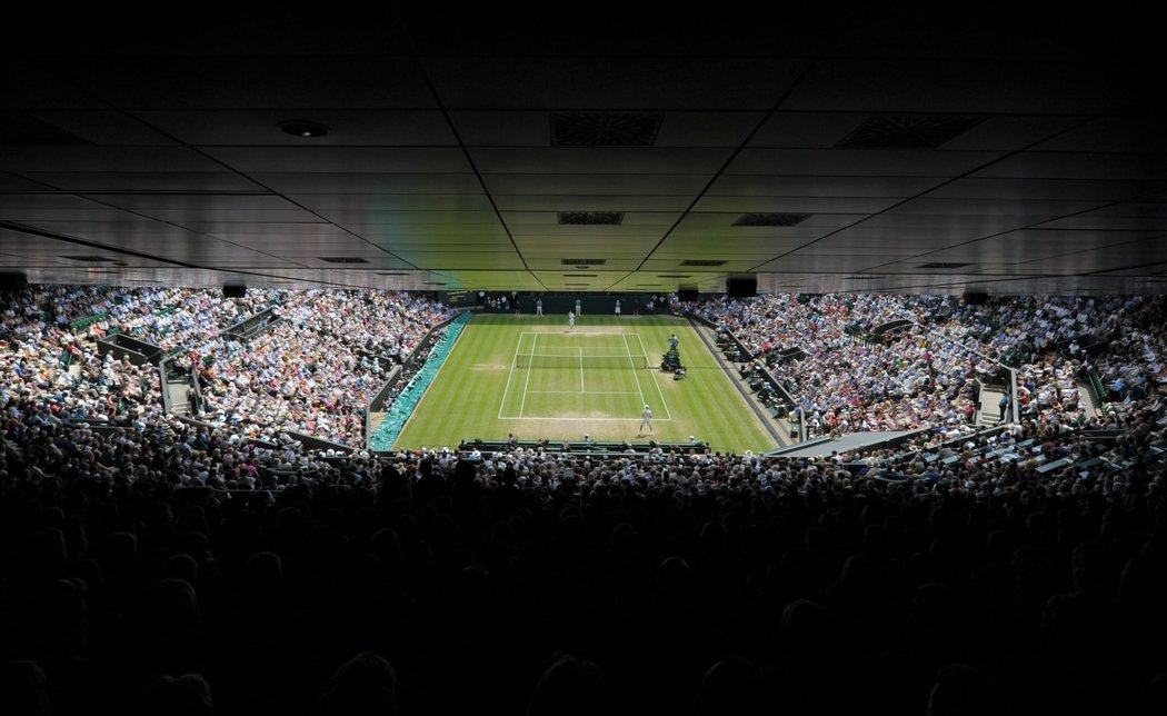 Takovýhle výhled měli diváci při semifinále Wimbledonu mezi Novakem Djokovičem a Del Potrem z těch nejvyšších řad