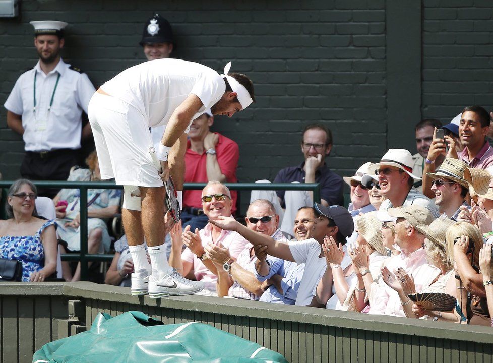 Juan Martin Del Potro bojoval v semifinále proti Djokovičovi nadoraz. Tady dobíhal míček a skončil až skoro v hledišti. Nakonec to ale na postup nestačilo, Argentinec padl skoro po pěti hodinách...