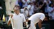 Novak Djokovič slaví postup do finále Wimbledonu, zatímco zničený bojovník Del Potro ztěžka usedá na lavičku