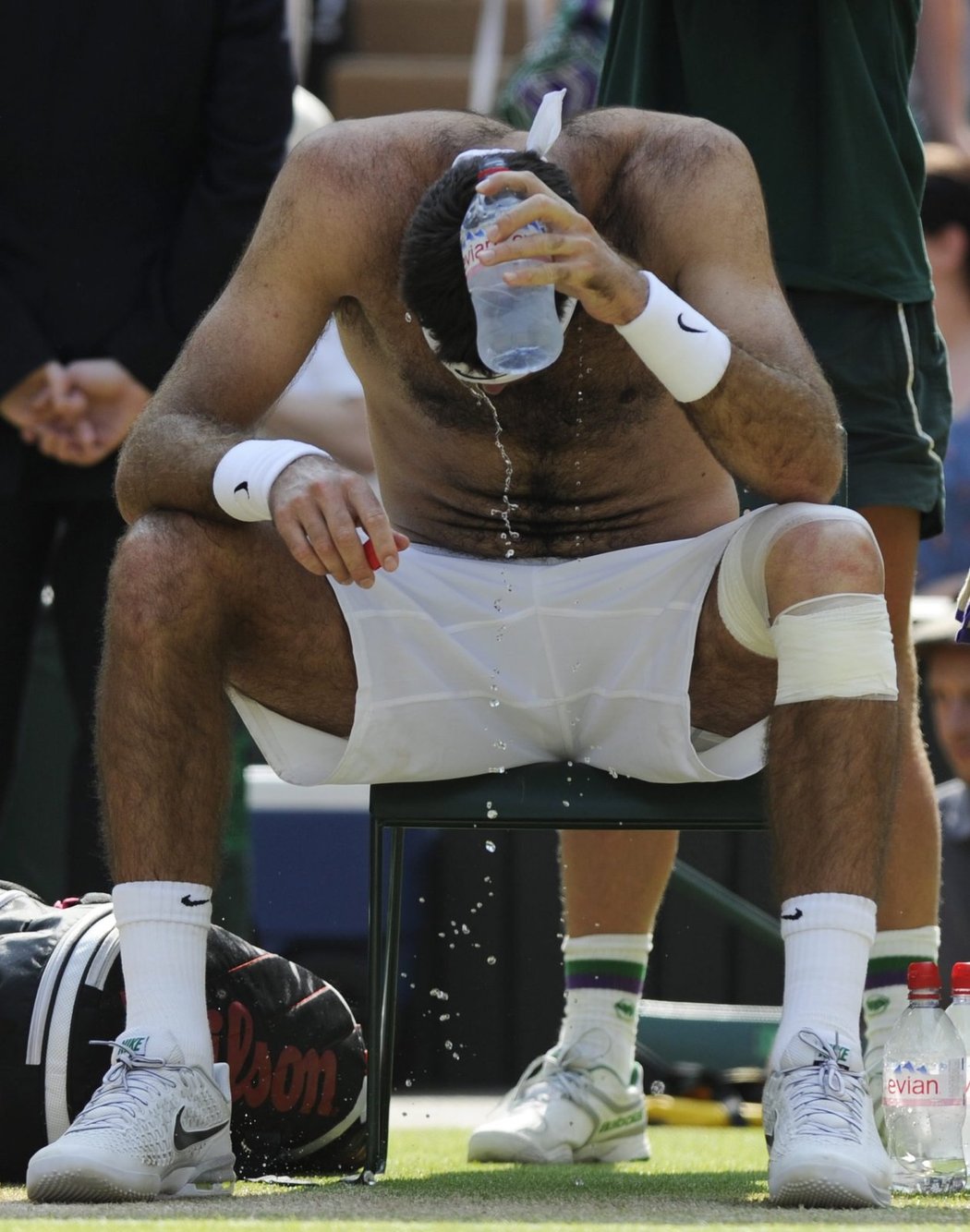 Juan Martin Del Potro se osvěžuje v duelu s Novakem Djokovičem. Jejich finále se stalo nejdelším v historii