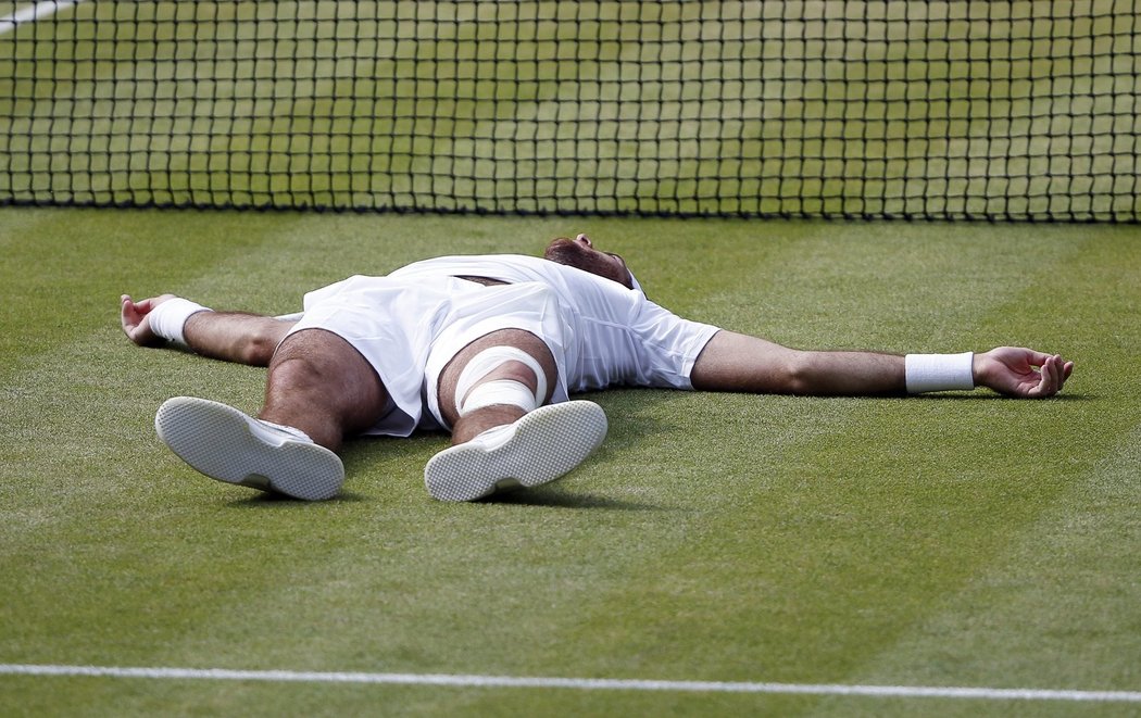 Už nemůžu, jakoby si říkal Juan Martin Del Potro v drsném boji se světovou jedničkou Novakem Djokovičem