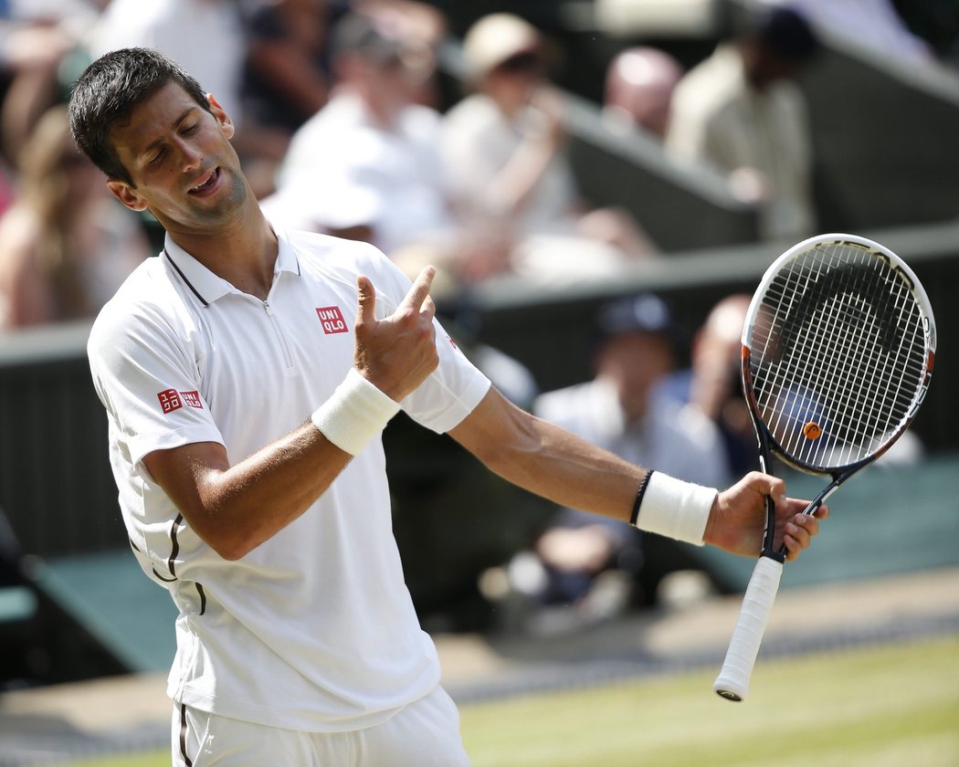 Co já to zase provádím? Novak Djokovič gestikuluje v semifinále Wimbledonu proti Juanu Martinu Del Potrovi