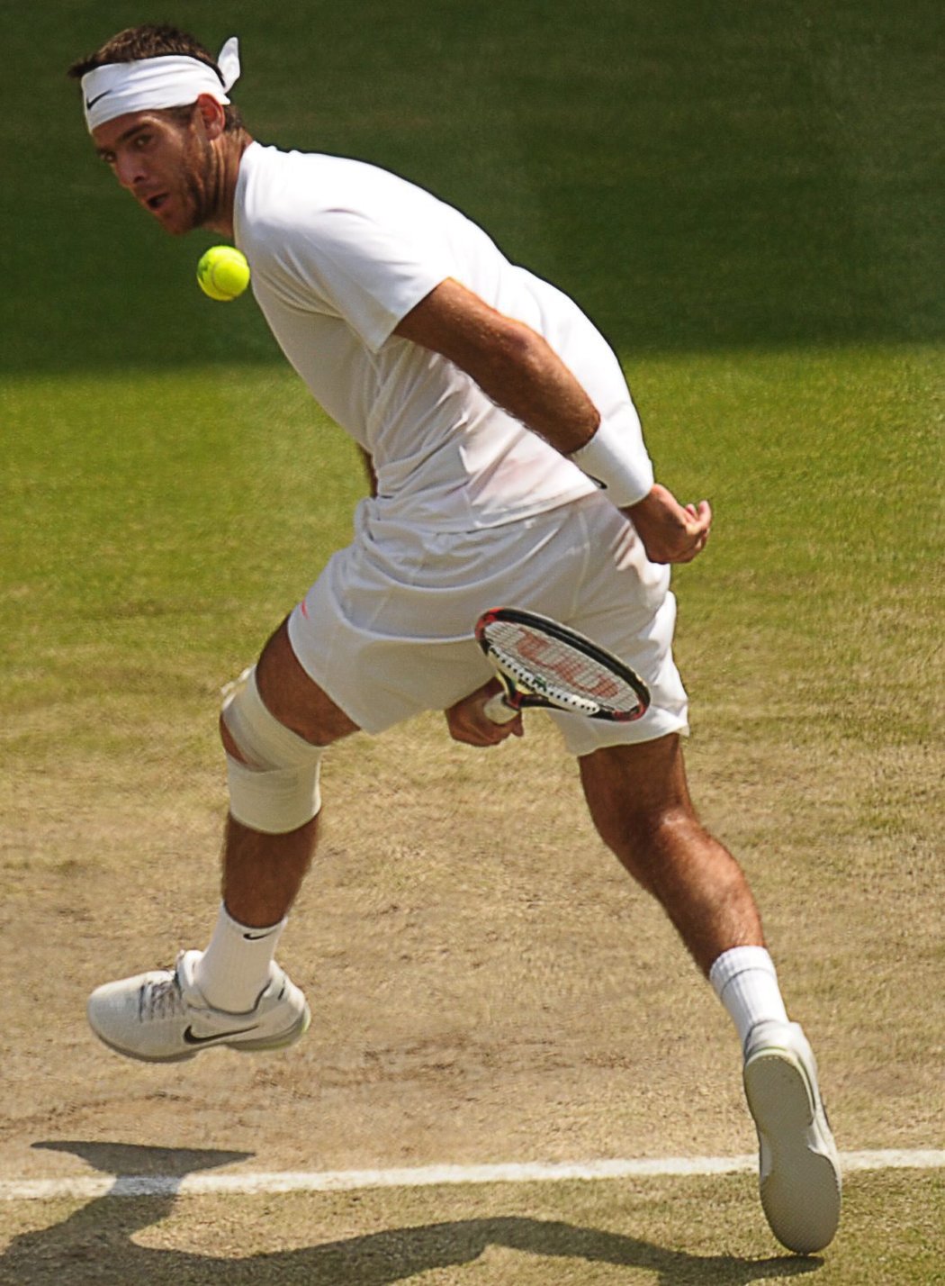 Del Potro si v semifinále Wimbledonu proti Novaku Djokovičovi střihnul i tenhle exhibiční úder