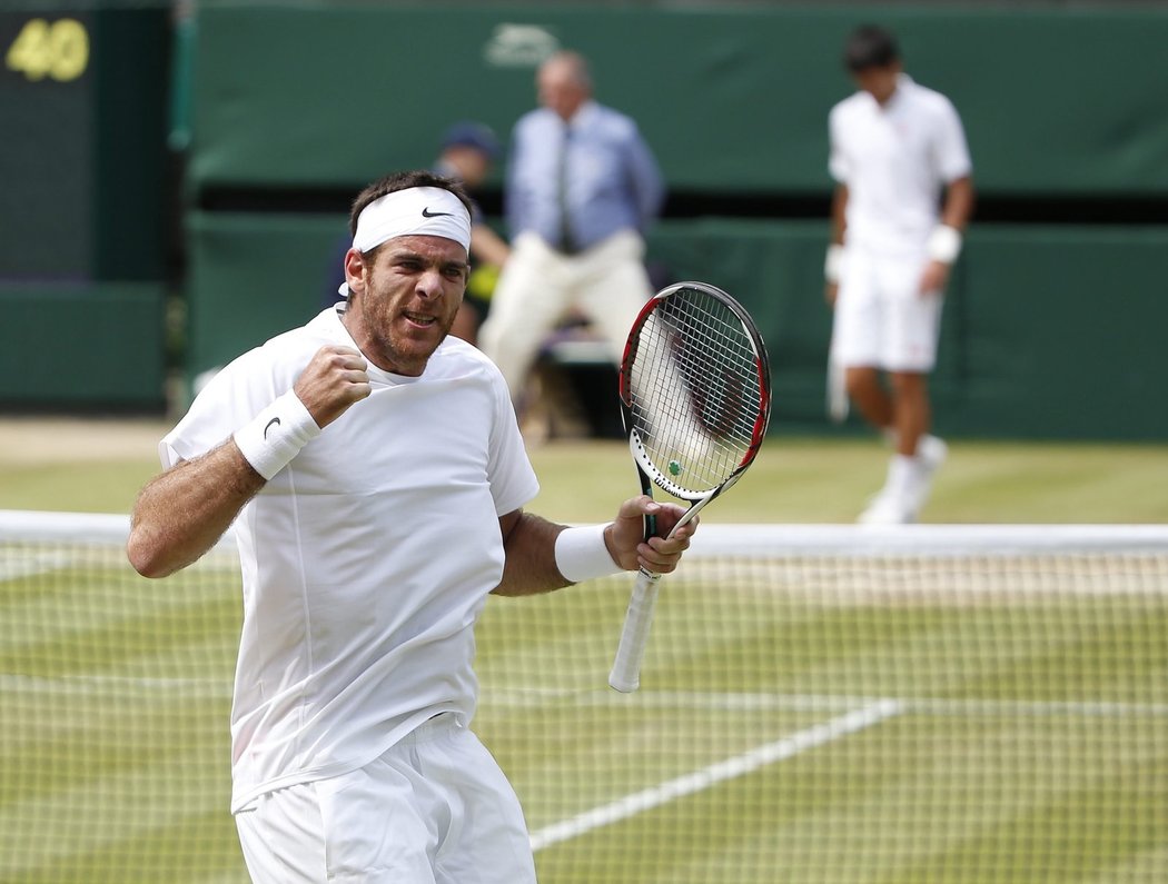 Juan Martin Del Potro se raduje v průběhu semifinále Wimbledonu proti Novaku Djokovičovi