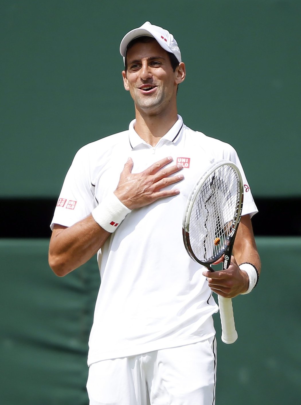 Novak Djokovič se usmívá v semifinále Wimbledonu proti Novaku Djokovičovi
