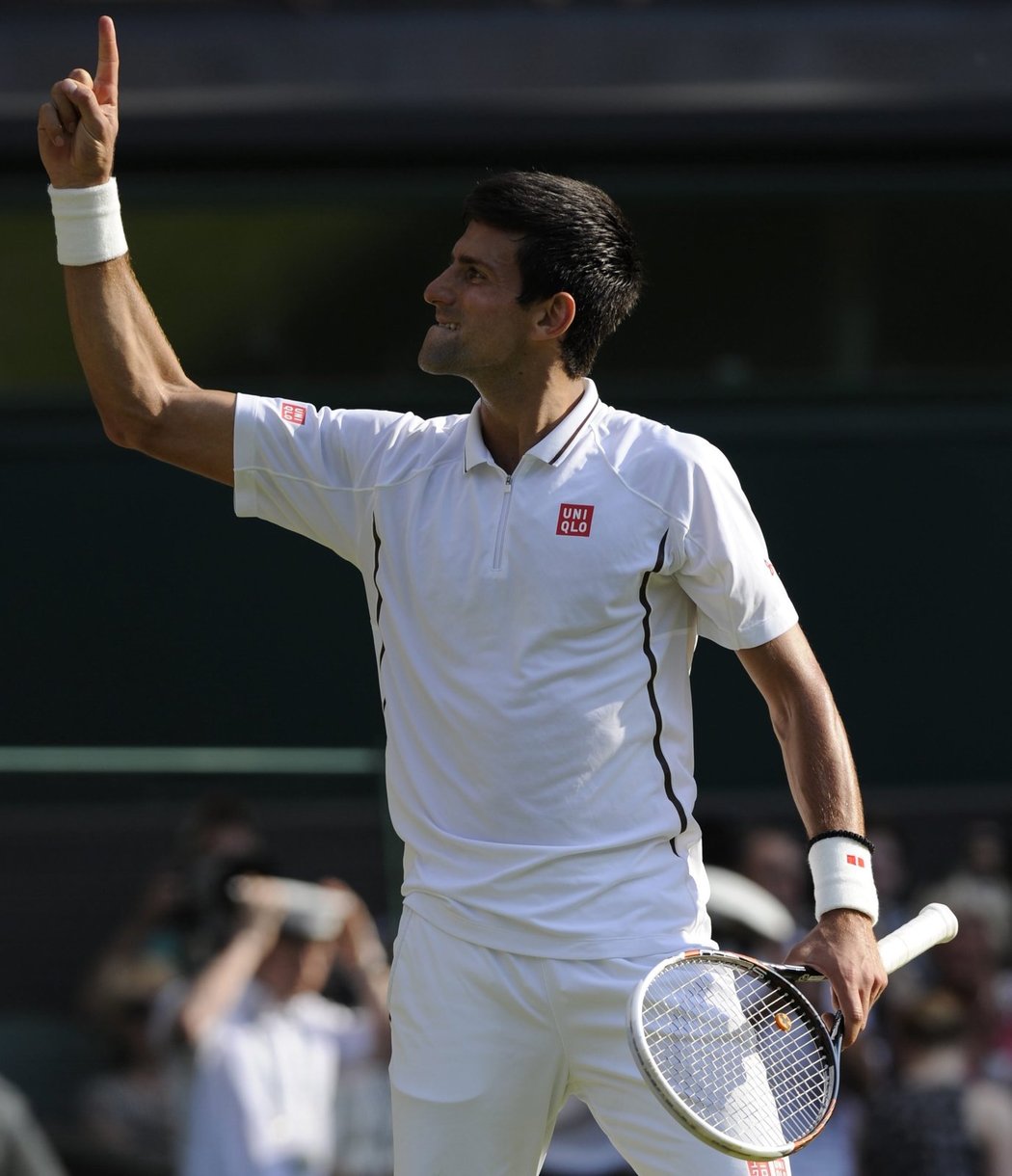 Novak Djokovič slaví výhru nad Del Potrem a postup do finále Wimbledonu