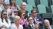 České semifinále Wimbledonu si nenechal uniknout ani herec Colin Firth (druhý zprava), za ním zpěvák Cliff Richard