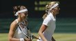 Lucie Šafářová (vlevo) a Petra Kvitové odcházejí od sítě rozesmáté po úvodním losu semifinále Wimbledonu