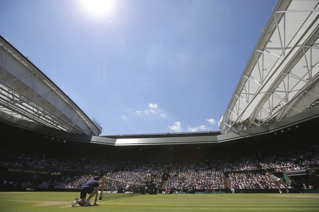 České tenistky se o finále Wimbledonu střetly na centrálním kurtu, který zaléval sluneční svit