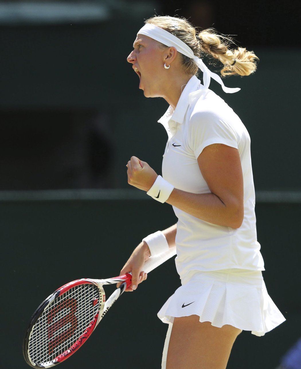 Petra Kvitová se raduje ze zisku prvního setu v semifinále Wimbledonu proti Lucii Šafářové