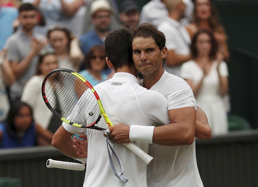 Rafael Nadal (vpravo) gratuluje Novaku Djokovičovi k postupu do finále Wimbledonu