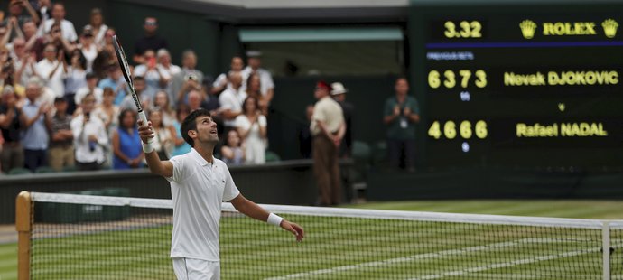 Novak Djokovič se raduje po obří bitvě s Rafaelem Nadalem z postupu do finále Wimbledonu