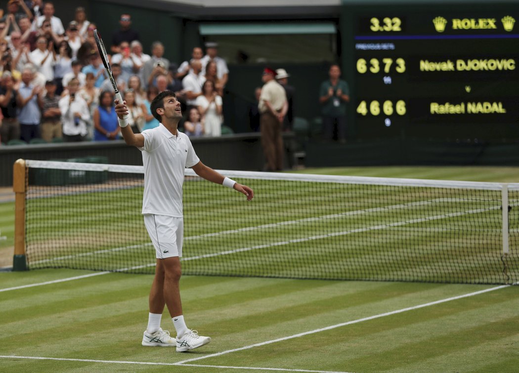 Novak Djokovič se raduje po obří bitvě s Rafaelem Nadalem z postupu do finále Wimbledonu