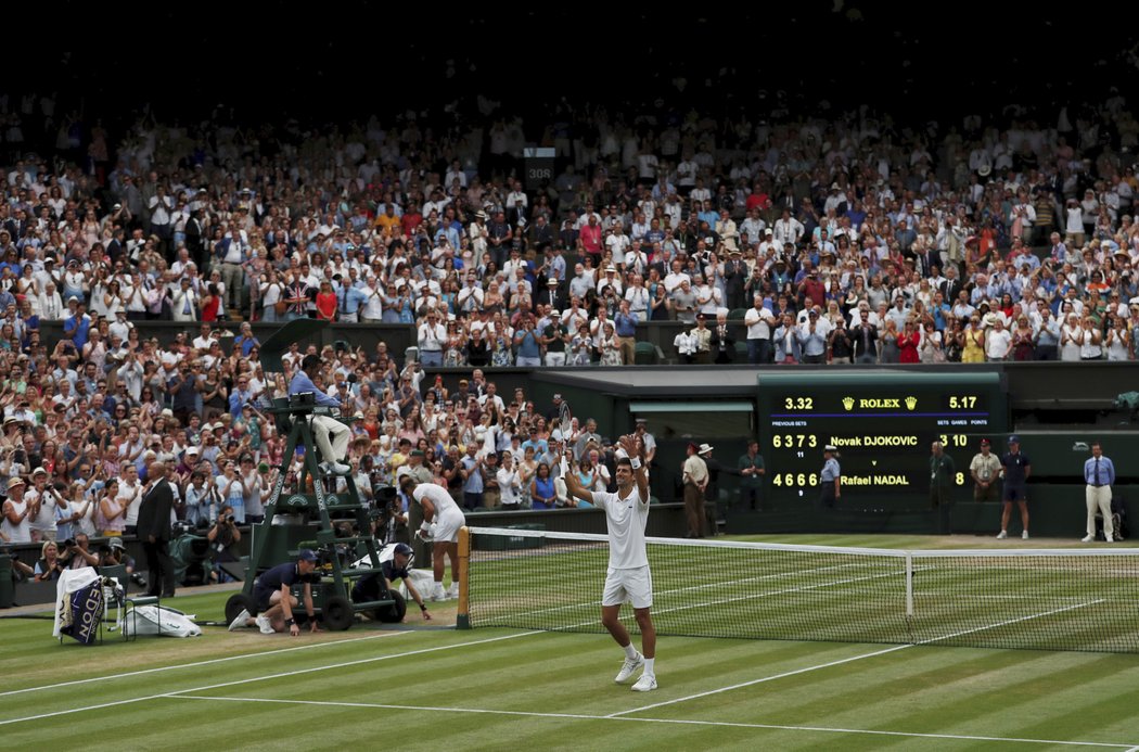 Novak Djokovič se raduje z postupu do finále Wimbledonu po výhře v dramatu s Rafaelem Nadalem