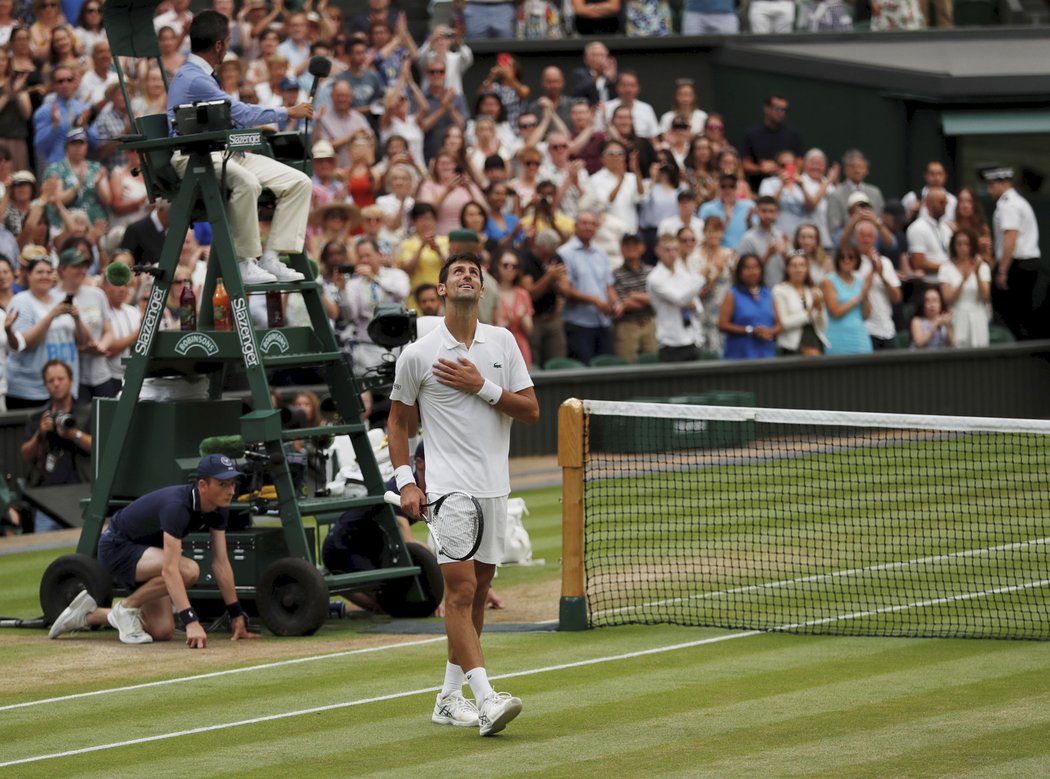 Dojatý Novak Djokovič si užívá chvilku po postupu do finále Wimbledonu