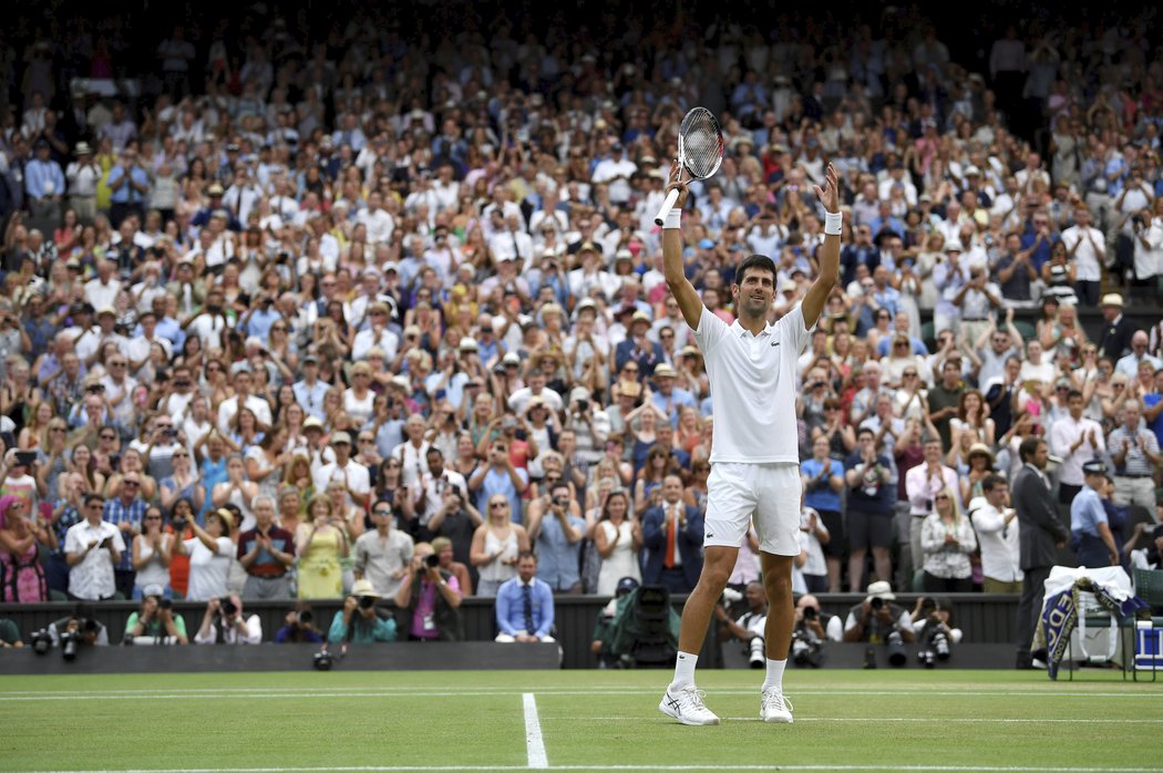 Novak Djokovič slaví postup do finále Wimbledonu