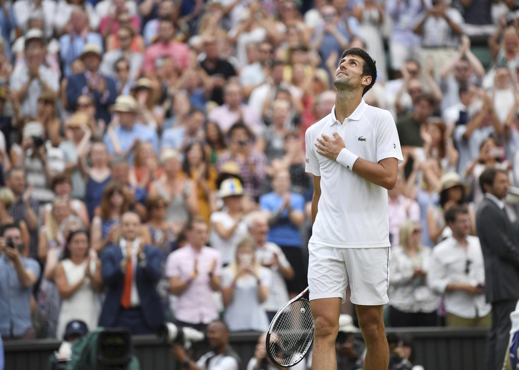 Novak Djokovič v emocích po vyhrané semifinálové bitvě proti Rafaelu Nadalovi