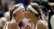 Victoria Azarenková (vpravo) gratuluje Petře Kvitové k postupu do finále Wimbledonu