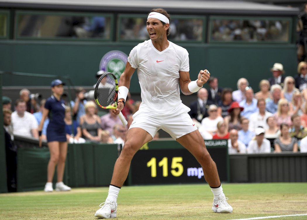 Rafael Nadal se hecuje v semifinále Wimbledonu proti Novaku Djokovičovi