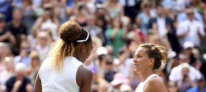 Barbora Strýcová gratuluje Sereně Williamsové k semifinálové výhře a postupu do finále Wimbledonu