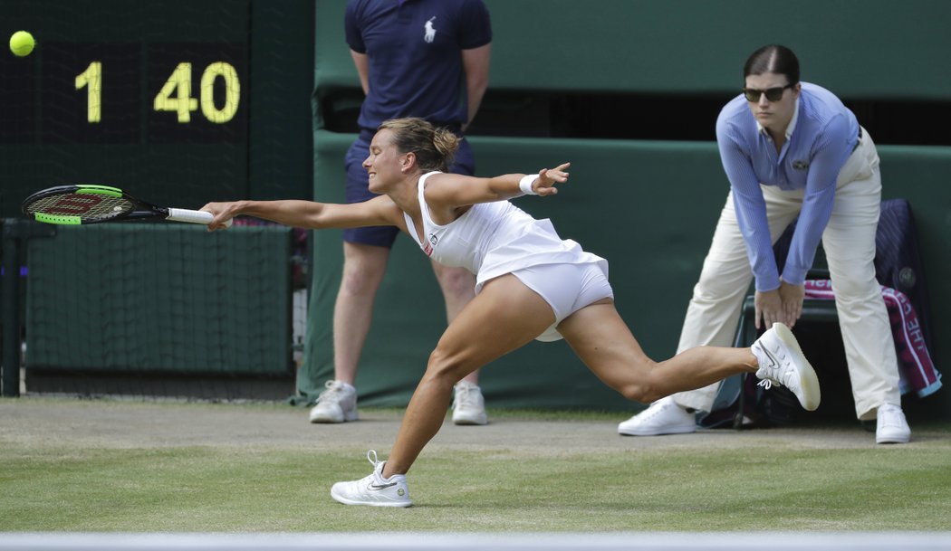 Barbora Strýcová dobíhá míček v semifinále Wimbledonu proti Sereně Williamsové