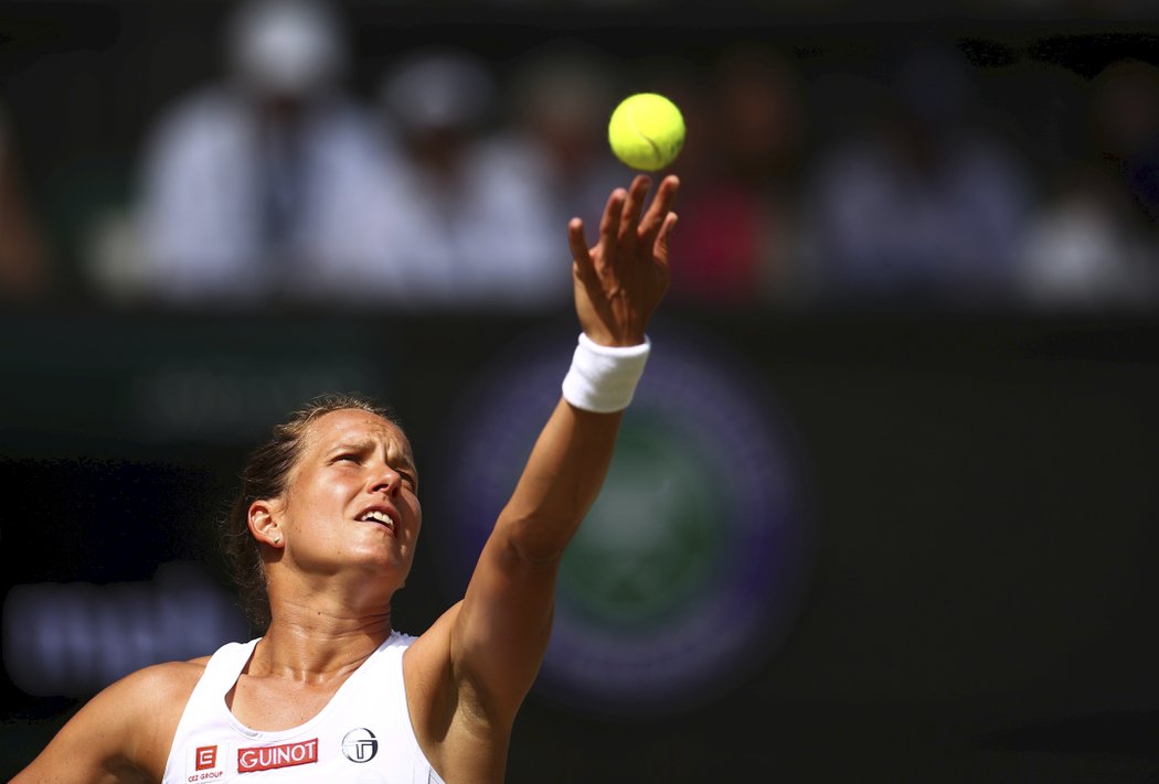 Barbora Strýcová podává v semifinále Wimbledonu proti Sereně Williamsové