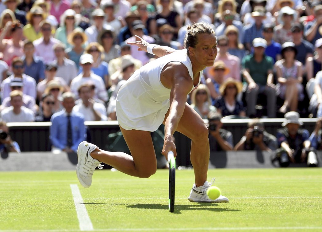 Barbora Strýcová se snaží doběhnout míček z rakety Sereny Williamsové v semifinále Wimbledonu